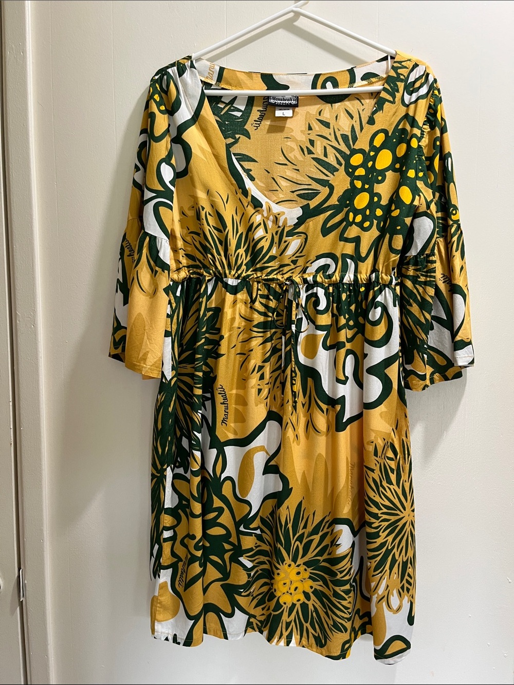 Women’s Manuheali’i Large Dress in very nice condition
